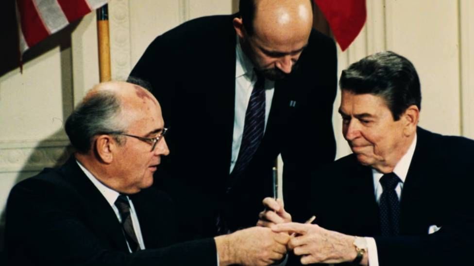 Nuclear Treaty Dismantle: ভদকা আর হুইস্কির টোস্ট আজ ইতিহাস! পরমাণু চুক্তি ভেঙে বেরোল রাশিয়া Nuclear Treaty Dismantle: ভদকা আর হুইস্কির টোস্ট আজ ইতিহাস! পরমাণু চুক্তি ভেঙে বেরোল রাশিয়া