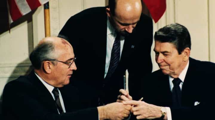 Nuclear Treaty Dismantle: ভদকা আর হুইস্কির টোস্ট আজ ইতিহাস! পরমাণু চুক্তি ভেঙে বেরোল রাশিয়া Nuclear Treaty Dismantle: ভদকা আর হুইস্কির টোস্ট আজ ইতিহাস! পরমাণু চুক্তি ভেঙে বেরোল রাশিয়া