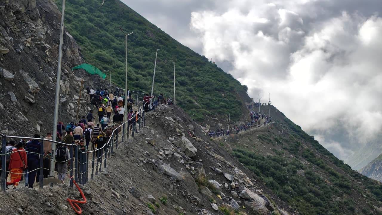 Kashmir: পহেলগাঁওয়ের স্মৃতি পিছনে ফেলে কাশ্মীরে ঝিমিয়ে পড়া পর্যটনে গতি আনল অমরনাথ যাত্রা