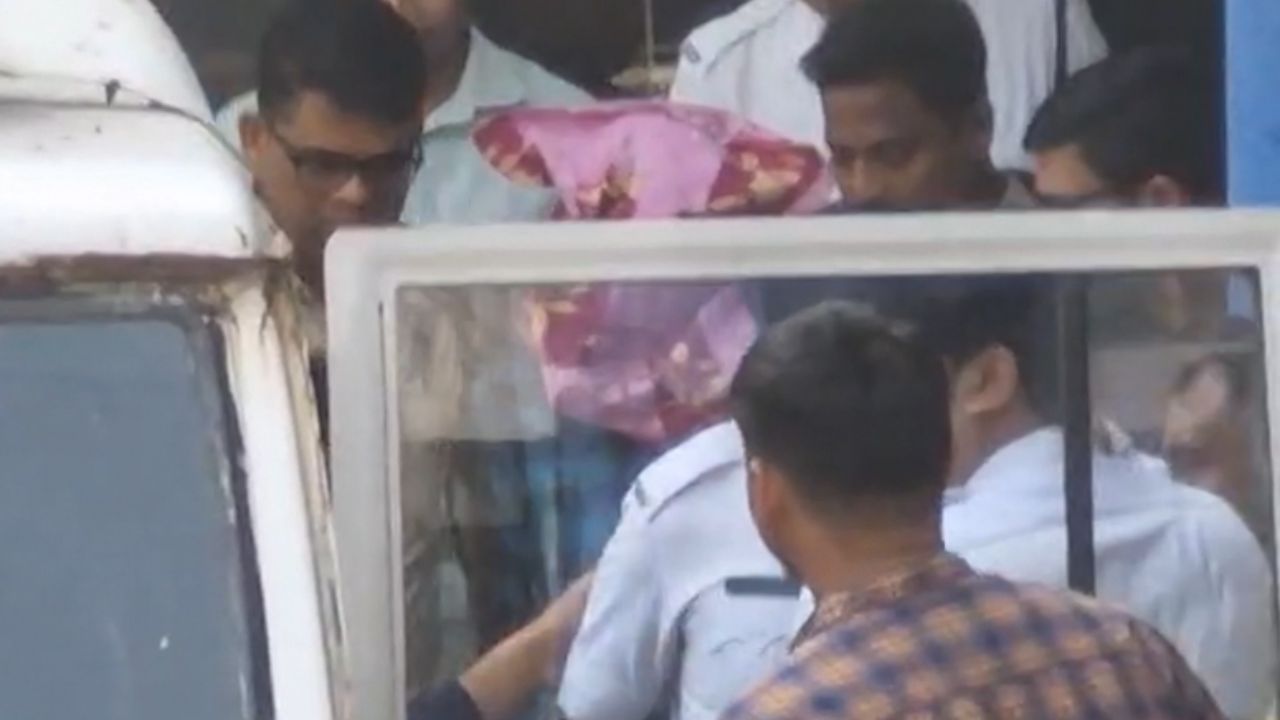 Newtown Murder: নিউটাউনে কিশোরীকে ধর্ষণ-খুনে দোষীসাব্যস্ত টোটোচালক, কী সাজা হবে? Newtown Murder: নিউটাউনে কিশোরীকে ধর্ষণ-খুনে দোষীসাব্যস্ত টোটোচালক, কী সাজা হবে?