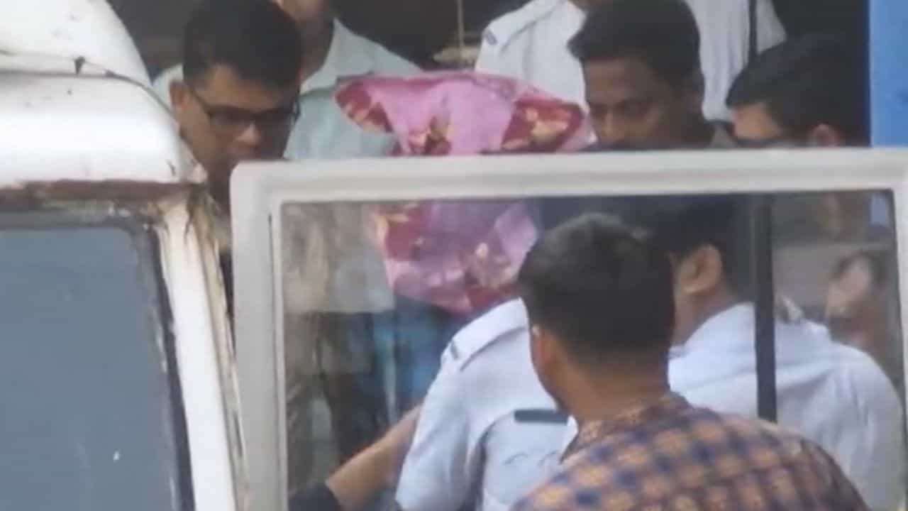 Newtown Murder: নিউটাউনে কিশোরীকে ধর্ষণ-খুনে দোষীসাব্যস্ত টোটোচালক, কী সাজা হবে? Newtown Murder: নিউটাউনে কিশোরীকে ধর্ষণ-খুনে দোষীসাব্যস্ত টোটোচালক, কী সাজা হবে?
