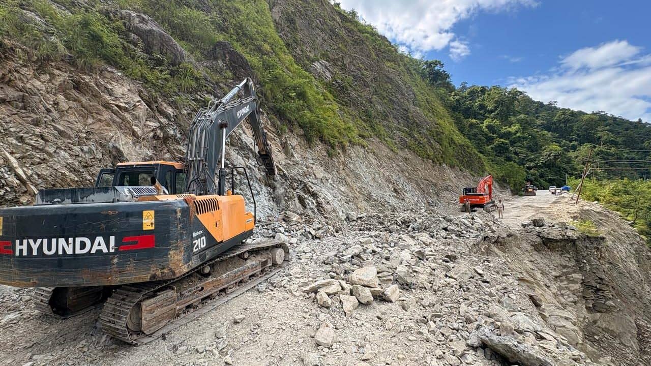 North Bengal: একটানা চার দিন বন্ধ জাতীয় সড়ক, ফের পাহাড় কেটে শুরু হয়ে গেল নতুন রাস্তা তৈরির কাজ