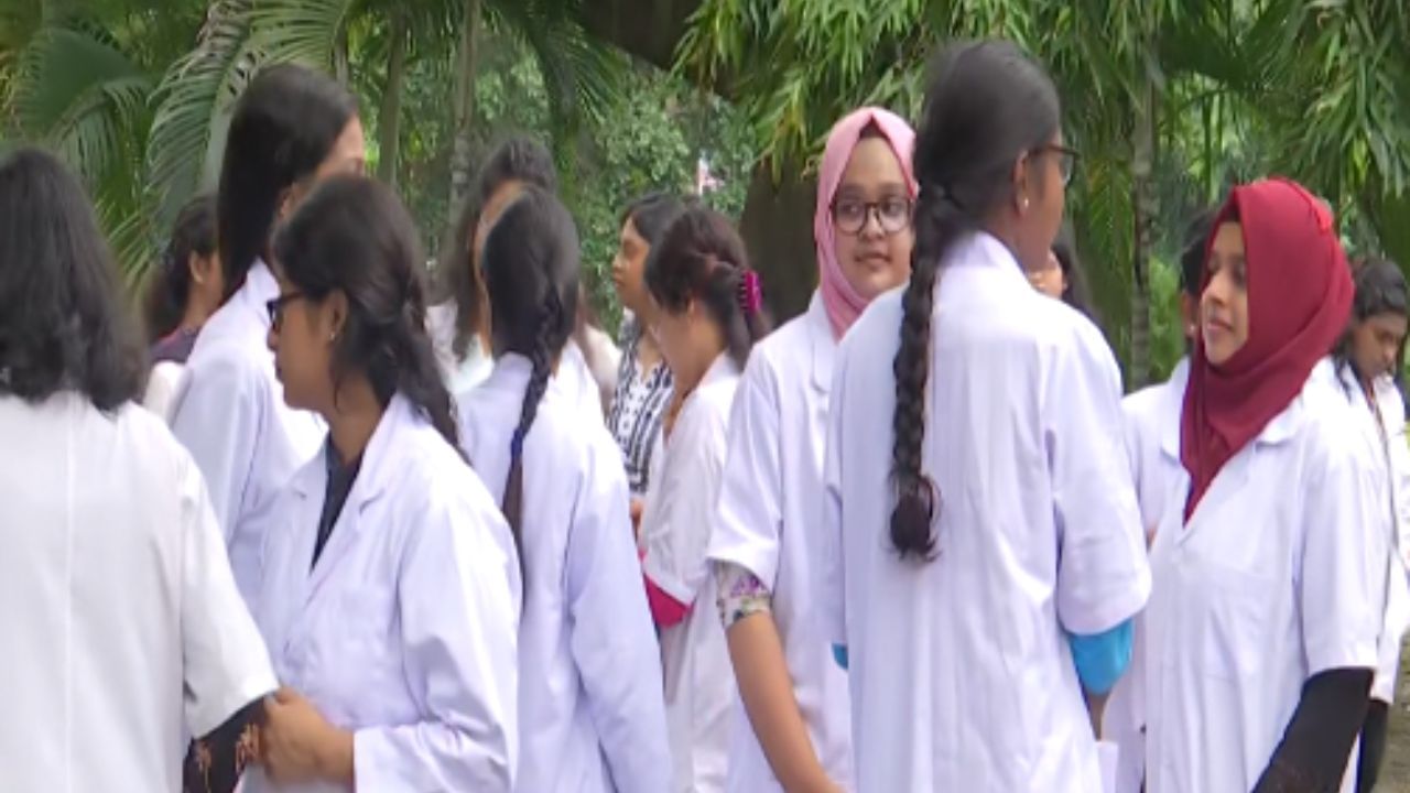 MBBS Admission: রাজ্যে স্থগিত হয়ে গেল MBBS-র ভর্তি, সংকটের মুখে হাজার-হাজার পড়ুয়া MBBS Admission: রাজ্যে স্থগিত হয়ে গেল MBBS-র ভর্তি, সংকটের মুখে হাজার-হাজার পড়ুয়া