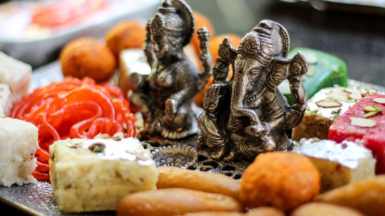 কাঁসা-তামাতে নয়, ঠাকুরকে নৈবেদ্য দিন এই জিনিসে, আশীর্বাদ থাকবে সারাজীবন