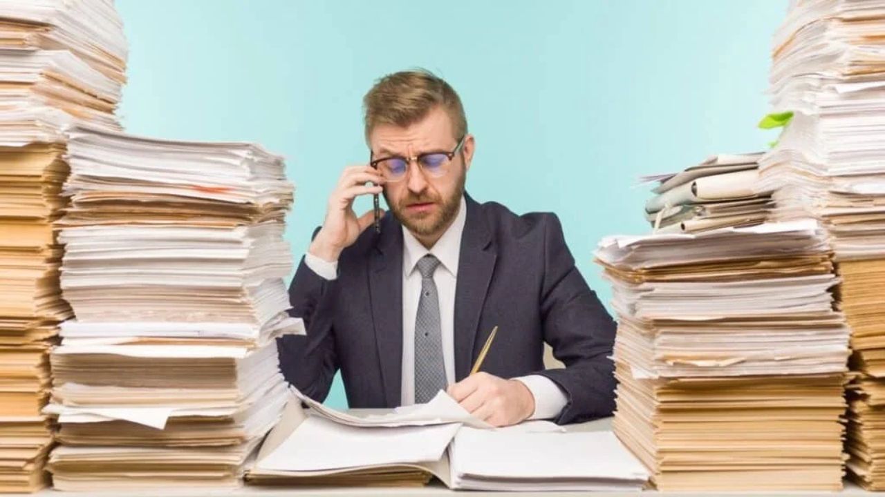 Office Tips: দাঁড়িয়ে নাকি বসে, কীভাবে কাজ করা শরীরের জন্য ভাল? Office Tips: দাঁড়িয়ে নাকি বসে, কীভাবে কাজ করা শরীরের জন্য ভাল?