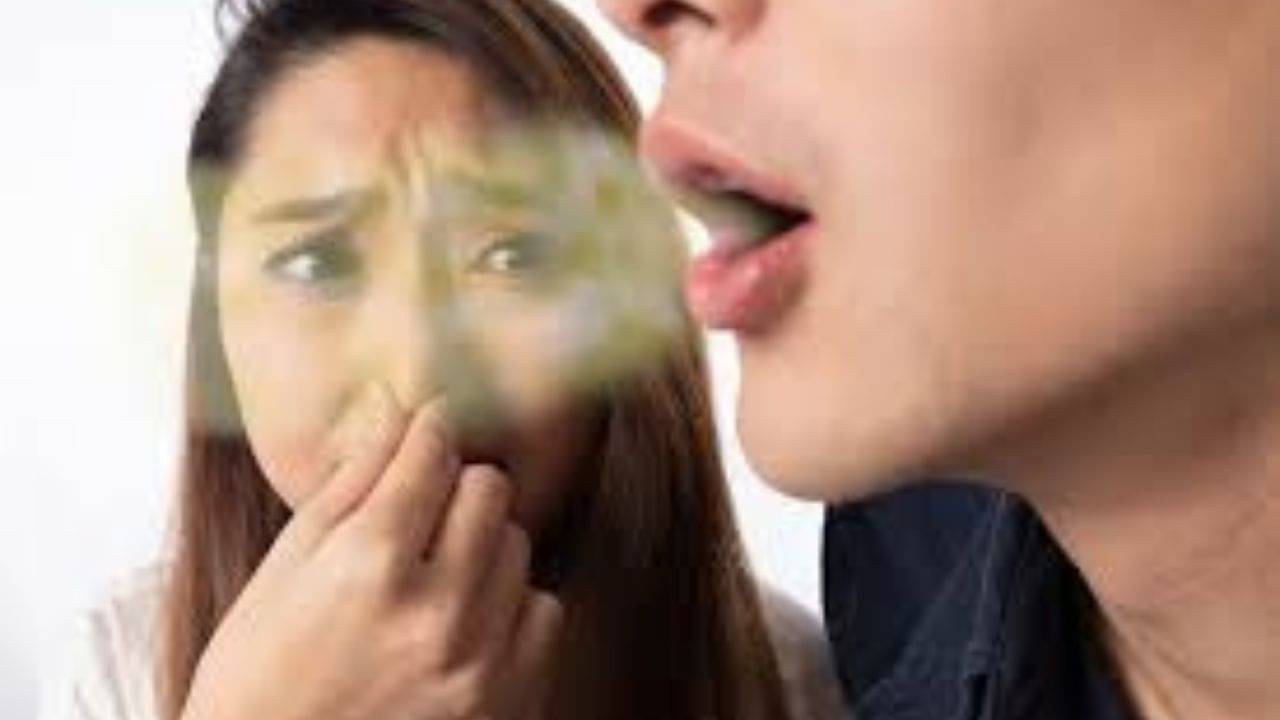 Mouth Smell: নিজের মুখের দুর্গন্ধে অস্থির নিজেই? কী করলে মিলবে এই সমস্যা থেকে মুক্তি?