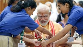 ঠিক যেন বড় দাদা, রাখিবন্ধনে ছোট্ট 'বোন'-দের সঙ্গে মাতলেন মোদী ঠিক যেন বড় দাদা, রাখিবন্ধনে ছোট্ট 'বোন'-দের সঙ্গে মাতলেন মোদী