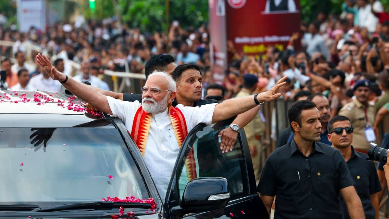 PM Modi: আহমেদাবাদে মোদীর রোড শো, ভূমিপুত্রকে স্বাগত জানাতে উপচে পড়ল ভিড়