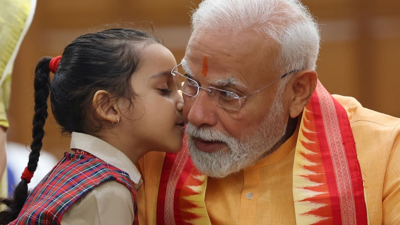 একজন খুদে প্রধানমন্ত্রীর জন্য ময়ূর রাখি এনেছে। আবার একজন বলল, বড় হয়ে সেও নরেন্দ্র মোদীর মতো প্রধানমন্ত্রী হতে চায়।