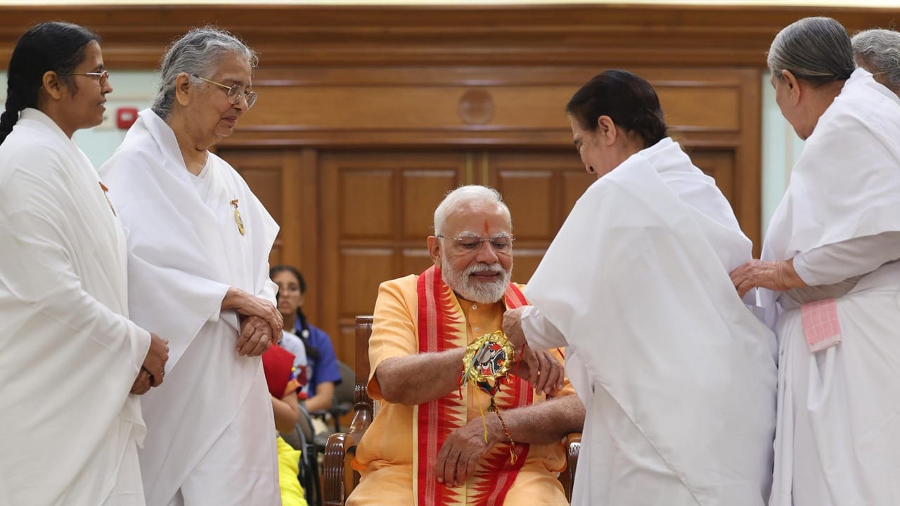 ব্রহ্ম কুমারী নামে একটি ধর্মীয় সংগঠনের সদস্যরাও এদিন প্রধানমন্ত্রীর বাসভবনে আসেন। তাঁরা প্রধানমন্ত্রীকে রাখি পরান।