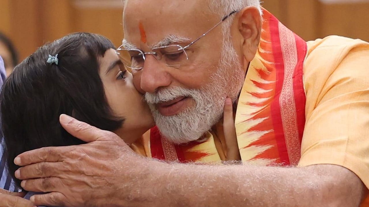 এক ছাত্রী প্রধানমন্ত্রীকে 'যোদ্ধা, ত্রাতা' বলে বর্ণনা করে। কেউ আবার অপারেশন সিঁদুরের প্রসঙ্গ তোলে।