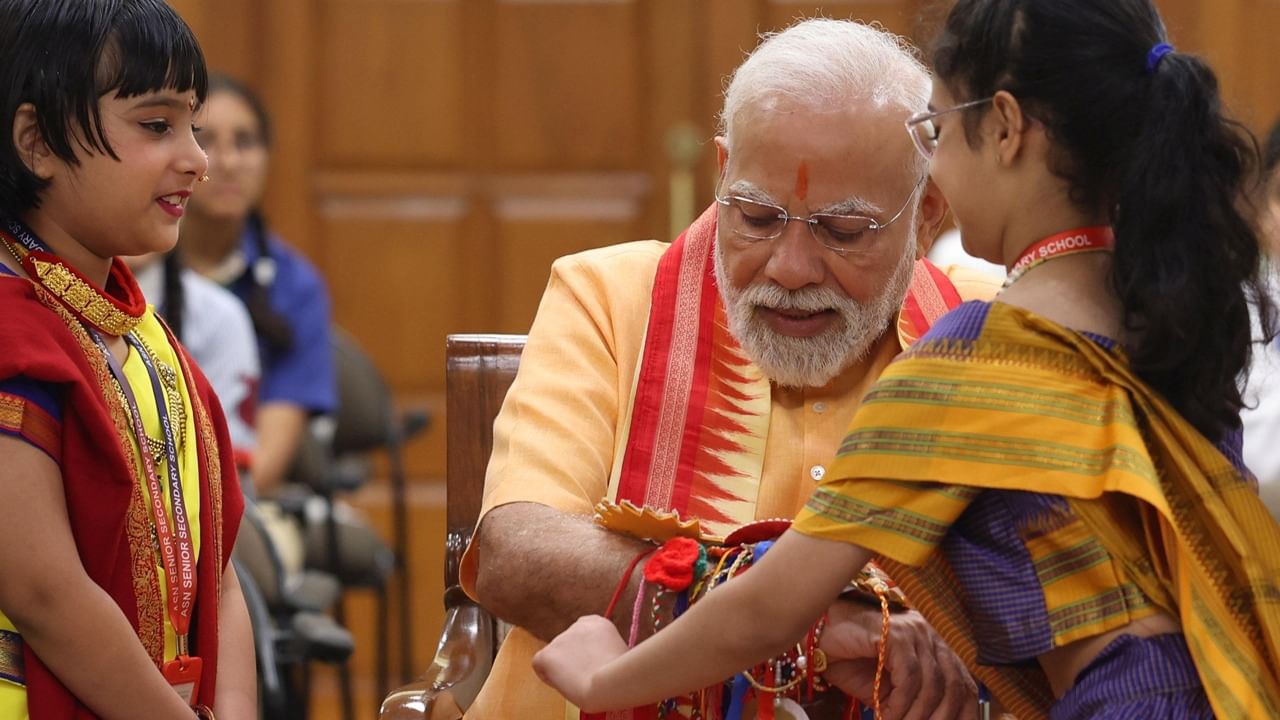 এদিন ছোট ছোট স্কুলছাত্রীরা প্রধানমন্ত্রীর হাতে রাখি পরায়। তাদের মুখের হাসি বুঝিয়ে দিচ্ছিল, তারা প্রধানমন্ত্রীর সঙ্গে কতটা স্বাচ্ছন্দ্য।