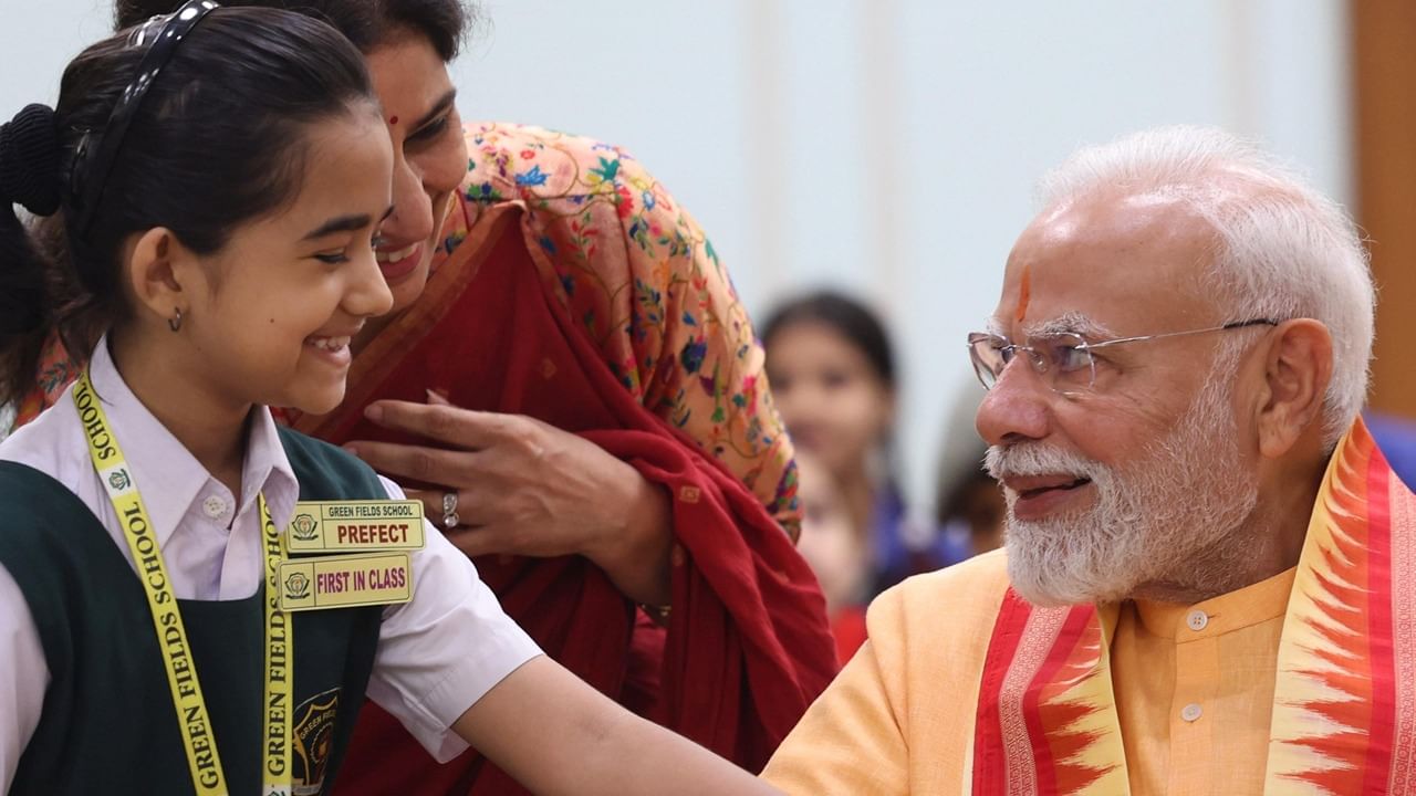 শিশুদের সঙ্গে তাদের মতো করে মিশে যেতে পারেন প্রধানমন্ত্রী নরেন্দ্র মোদী। শিশুরা তাঁকে তাদেরই একজন ভাবে। এদিন লোককল্যাণ মার্গে প্রধানমন্ত্রীর বাসভবনে রাখিবন্ধন উৎসবে সেই ছবিই দেখা গেল।
