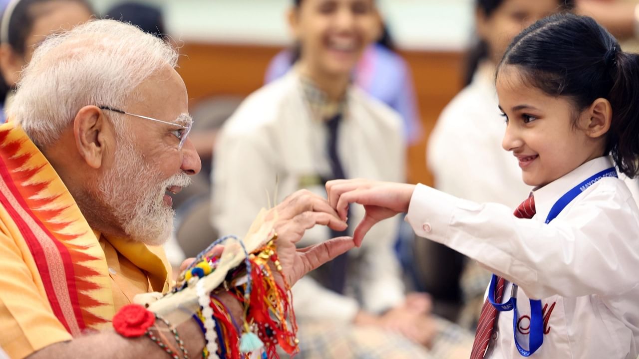 একজনের সঙ্গে খুনসুটিতে মেতে উঠতে দেখা যায় প্রধানমন্ত্রী মোদীকে।