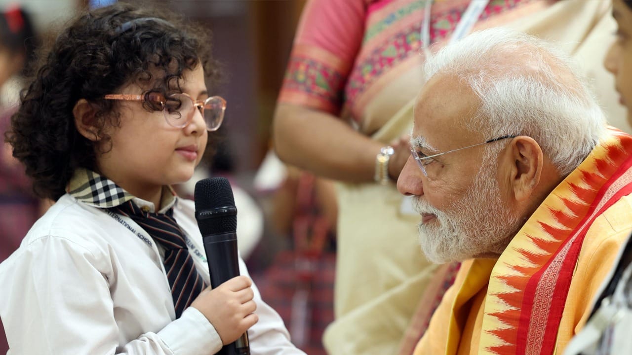 একজন তো কেন্দ্রের বিভিন্ন প্রকল্প নিয়ে একটা কবিতাও আবৃতি করে শোনাল প্রধানমন্ত্রীকে। শিশুদের সঙ্গে সেইসব আনন্দের মুহূর্ত সোশ্যাল মিডিয়ায় শেয়ার করেছেন প্রধানমন্ত্রী।