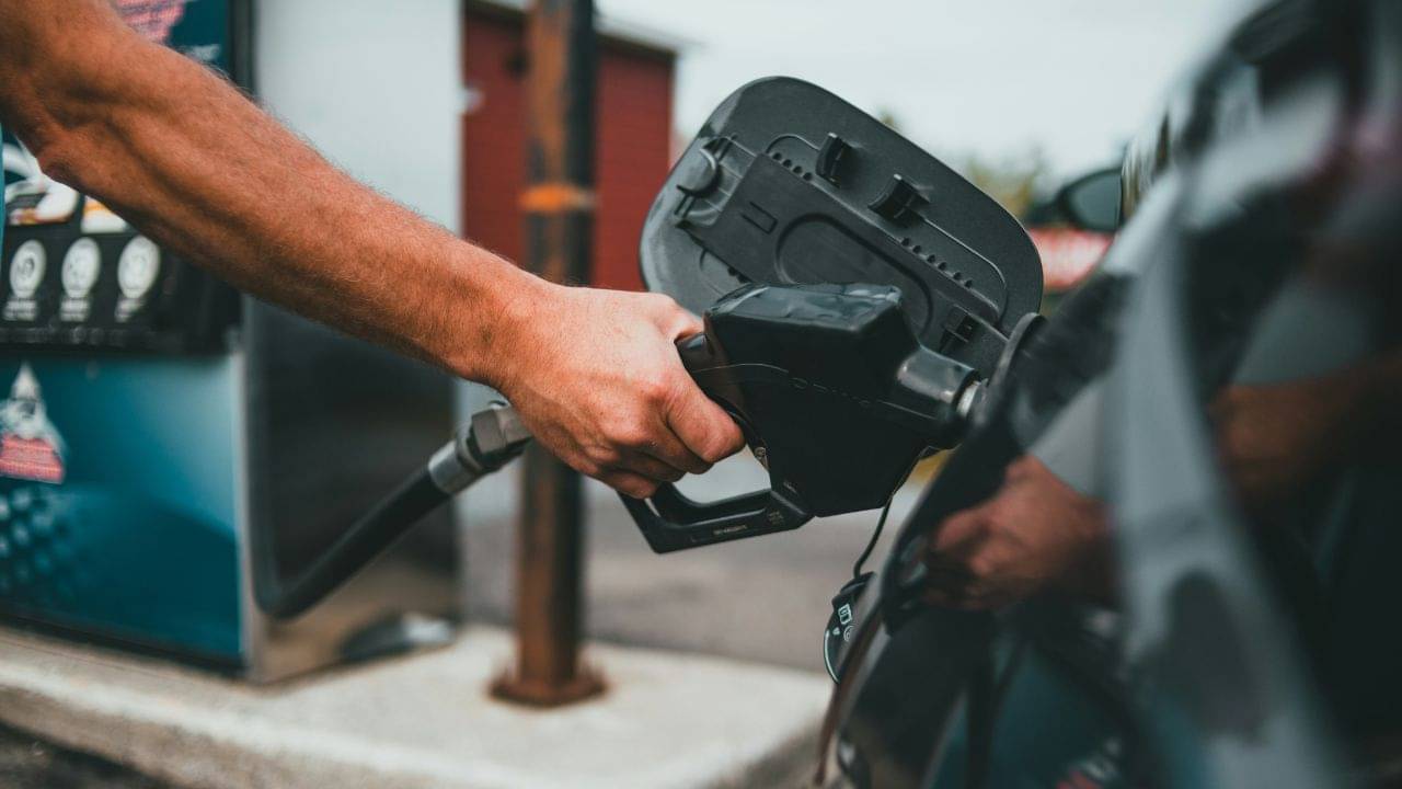 গাড়ির কী কী ক্ষতি করতে পারে E20 Petrol? কতটা মাইলেজ কমবে, কত খরচ বাড়বে আপনার?