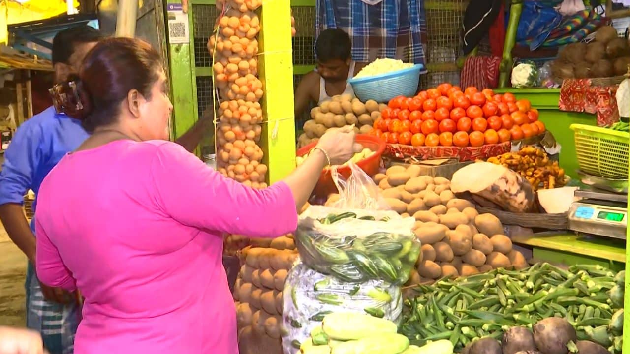 Prices of Vegetables: সেঞ্চুরি হাঁকিয়ে ফেলল লঙ্কা! শসায় হাত দিলেই ছ্যাঁকা, বেগুন-পটল থেকে টমেটো, কোথায় কত দাম দেখে নিন