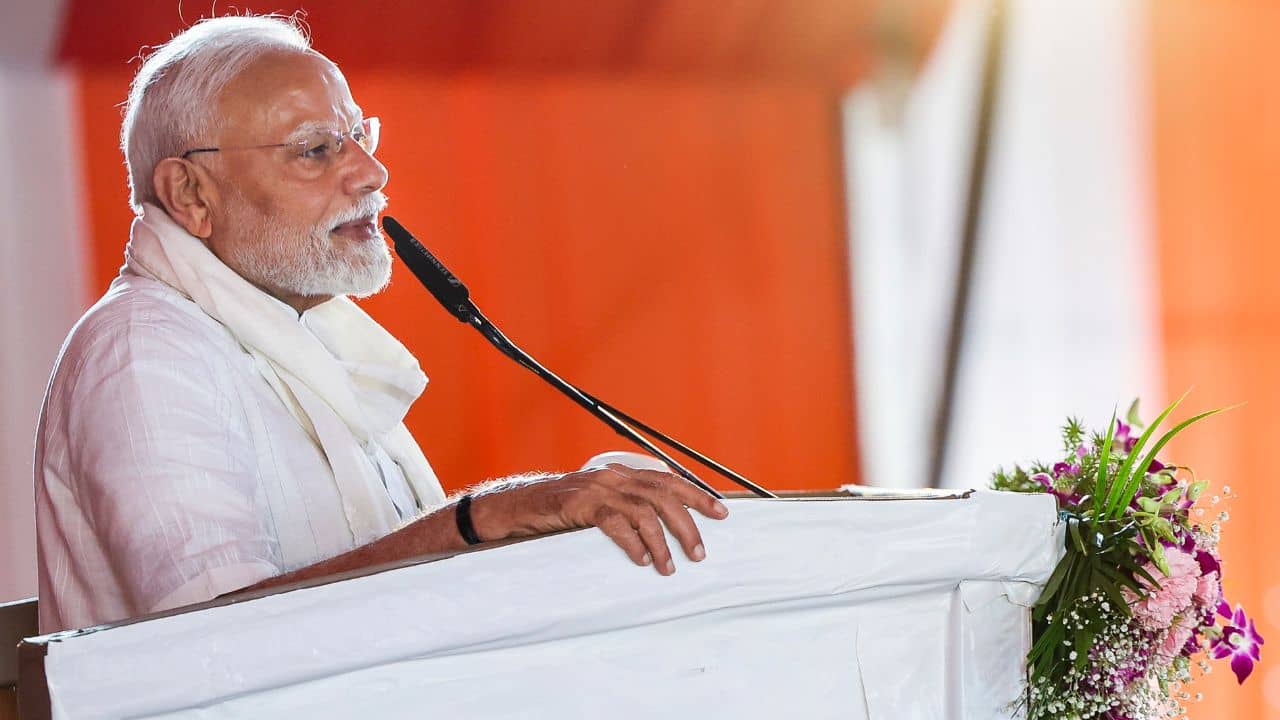 PM Narendra Modi: ট্যারিফ নিয়ে নাম না করে ট্রাম্পকে জবাব মোদীর, জোর দিলেন স্বদেশী পণ্যে