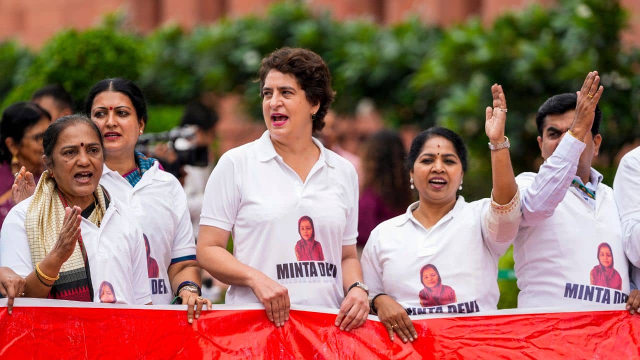 INDIA Bloc Protest: SIR প্রতিবাদে বিরোধীদের টি-শার্টে অচেনা মুখ মীনতা, কে এই ১২৪ বছর বয়সী মহিলা?