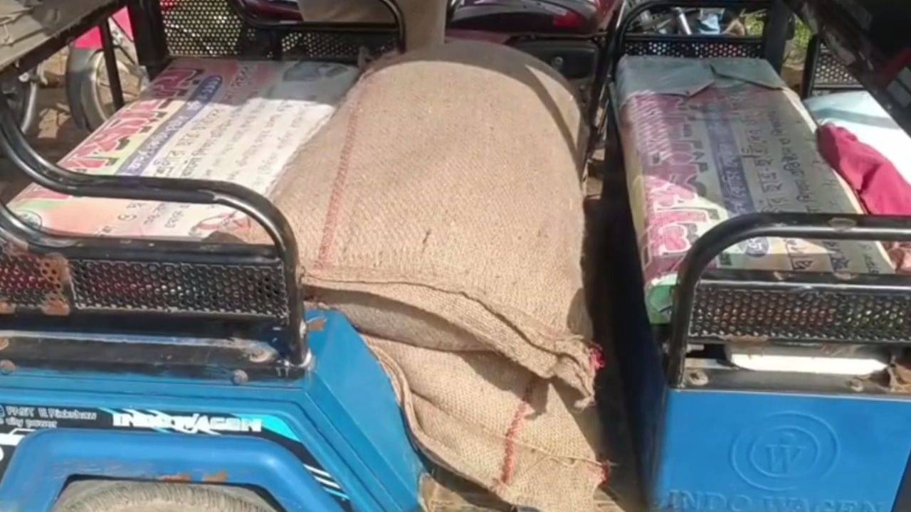 Mid-day meal: চাল পাচার করছিলেন স্কুলের শিক্ষক? গ্রামবাসী ধরলেন হাতেনাতে