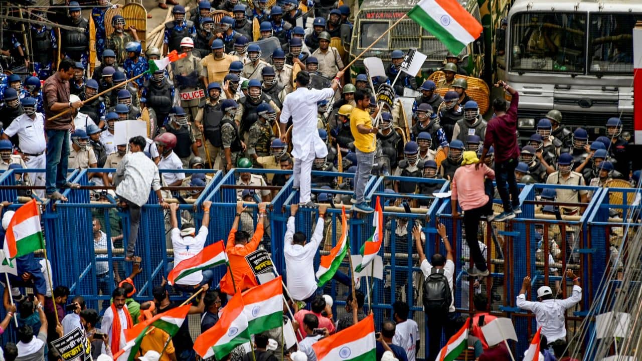 Kolkata Police: কারওর চোখে লেগেছে, কেউ এখনও হাসপাতালে! পুলিশি সক্রিয়তায় কতটা থিতু অভিযান?