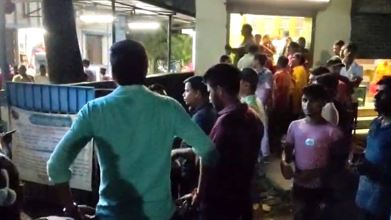 Fraud Case: ১০০ কোটির চিটফান্ড! খড়দহ থেকে পালিয়ে গিয়েও হুগলি থেকে গ্রেফতার ৩, থানায় আছড়ে পড়ল বিক্ষোভের ঢেউ