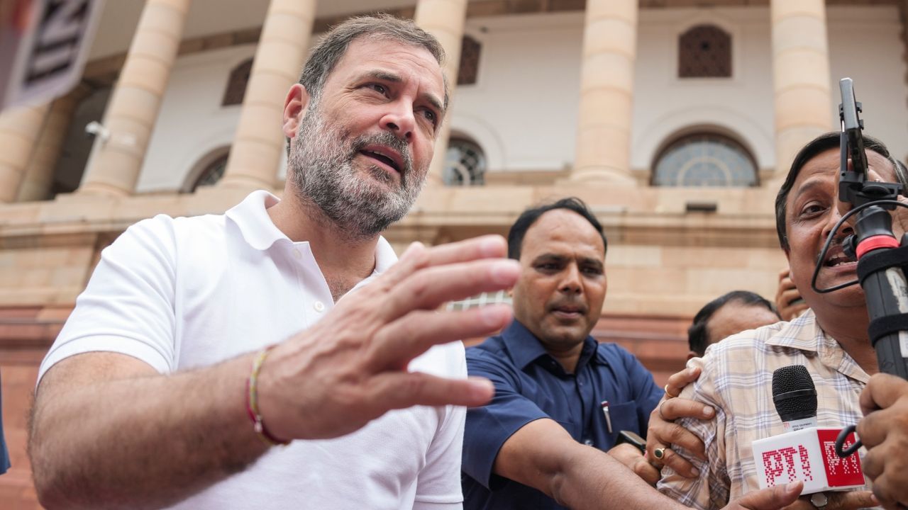 Rahul Gandhi: 'অকাট্য প্রমাণ রয়েছে...', কমিশনের বিরুদ্ধে হাতে 'পরমাণু' পেয়েছেন রাহুল Rahul Gandhi: 'অকাট্য প্রমাণ রয়েছে...', কমিশনের বিরুদ্ধে হাতে 'পরমাণু' পেয়েছেন রাহুল