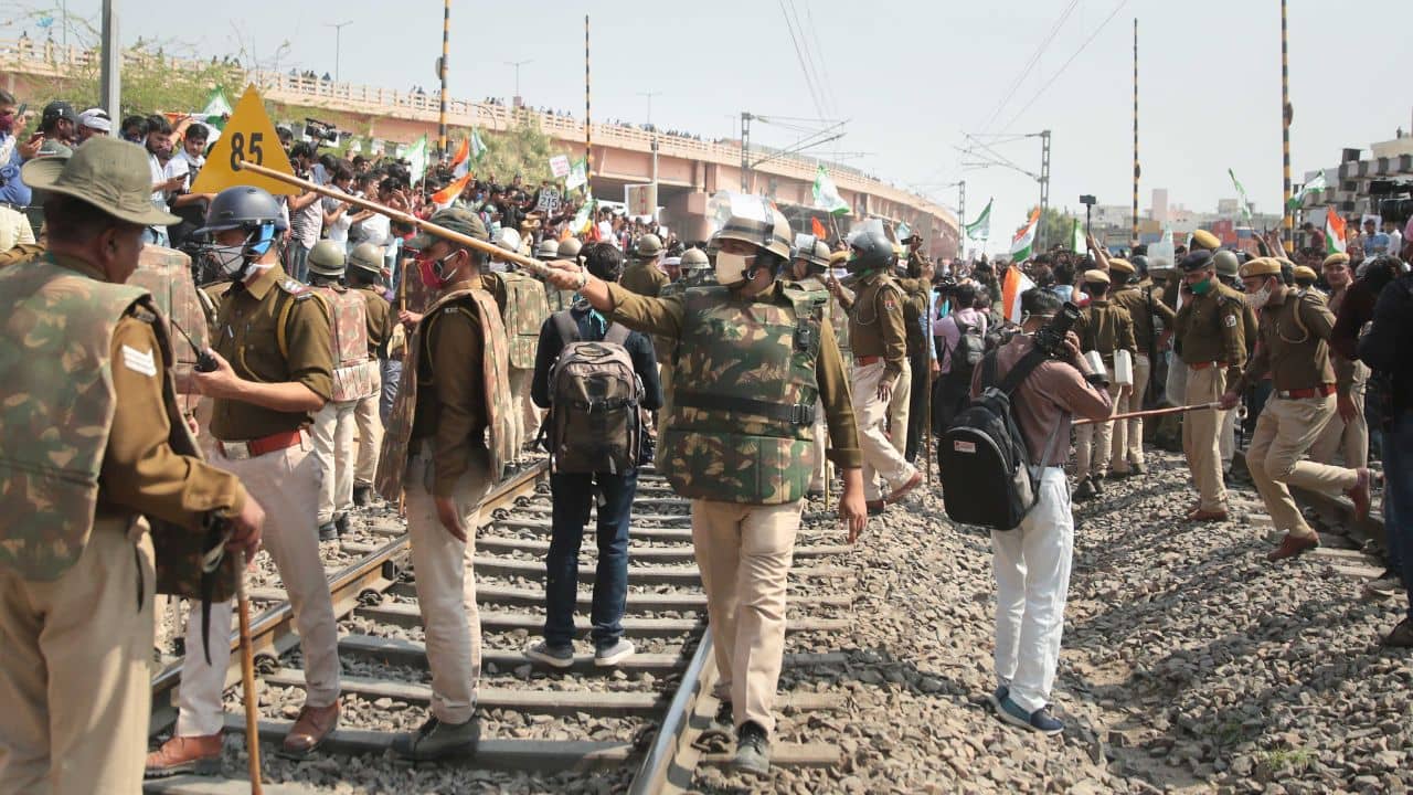 Indian Railway: হাওড়া-শিয়ালদহে তৎপরতা, খড়্গপুর ডিভিশনে হাই-অ্যালার্ট! টহলে নামল রেলপুলিশ