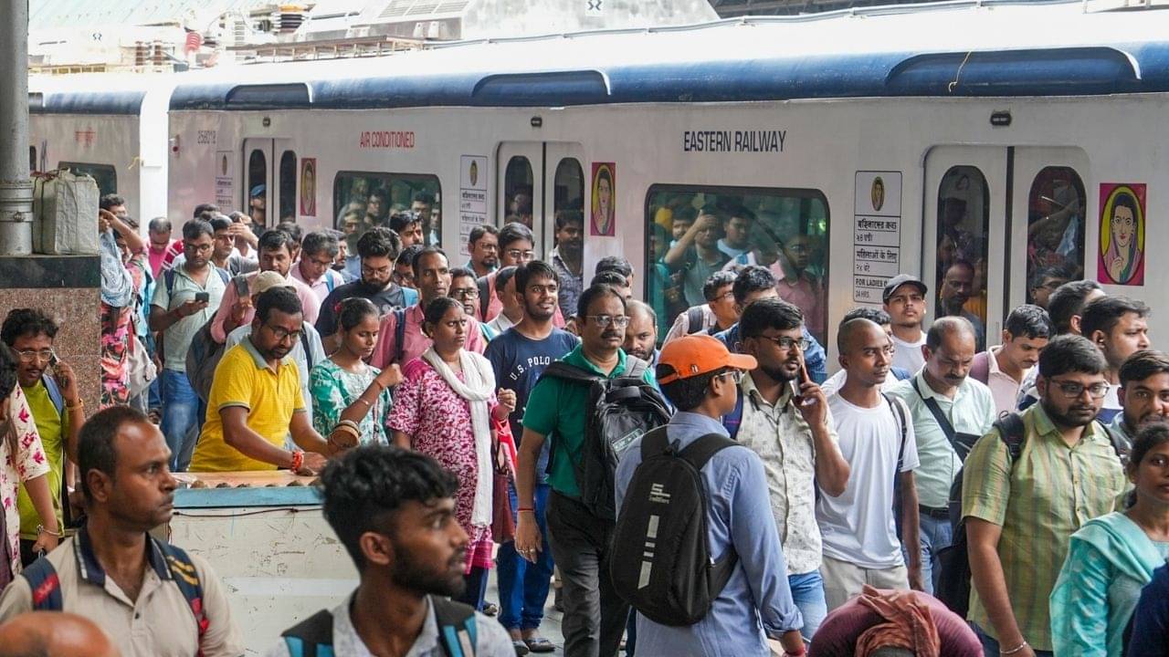 রেলের কর্মী হলে কি আজীবন ফ্রি-তে ট্রেনে চড়া যায়? নিয়মটা জানেন না অনেকেই