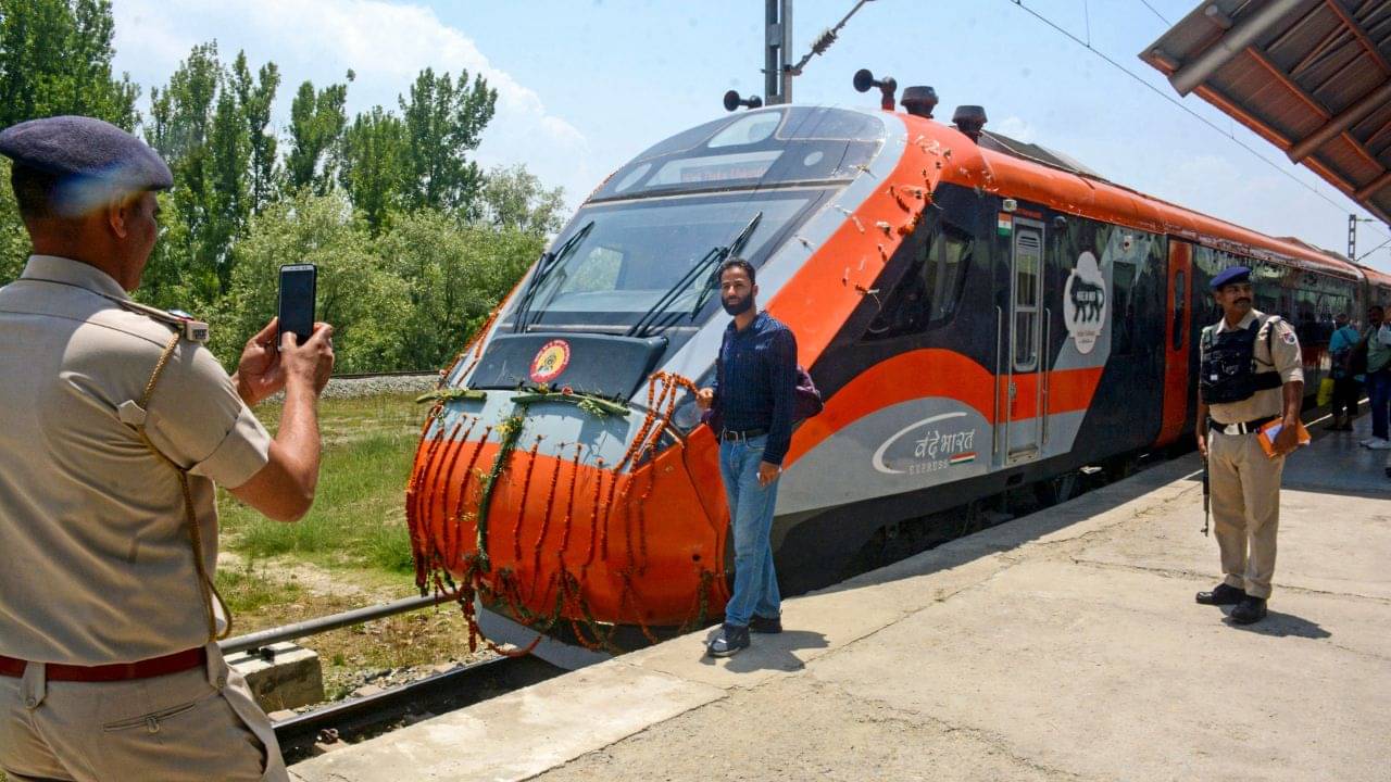 Indian Railway: ১৫ মিনিট আগে টিকিট কাটুন, তারপর উঠে পড়ুন! বন্দে ভারতে কীভাবে পাবেন এই বিশেষ সুবিধা?