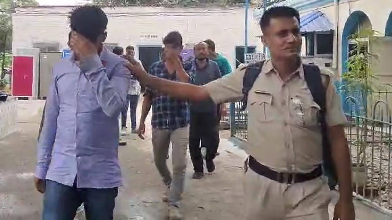 Railway Job Scam: বড় বড় অফিসারদের নাম করে রেলে চাকরির টোপ, RPF-র হাতে গ্রেফতার TMC নেতা