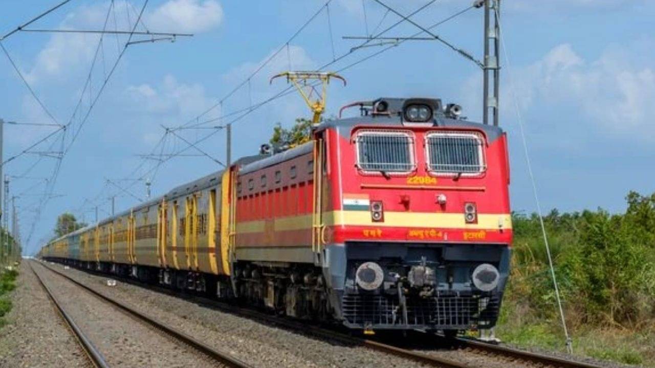 Indian Railways: রাউন্ড ট্রিপের টিকিট কাটলেই পাবেন বিরাট ছাড়! পুজোর আগেই রেলের বিরাট ঘোষণা