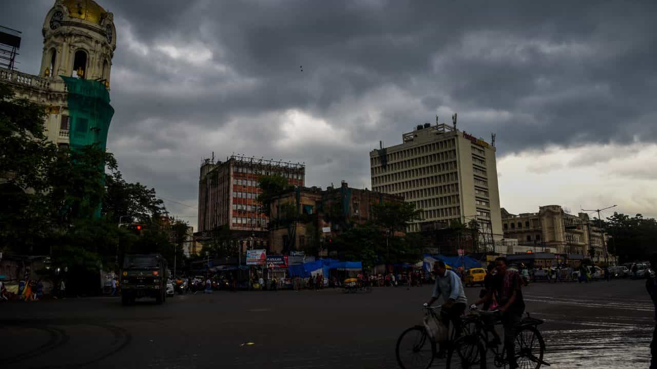 Rain in Bengal: দক্ষিণবঙ্গে বৃষ্টির খেলা শেষ? Rain in Bengal: দক্ষিণবঙ্গে বৃষ্টির খেলা শেষ?