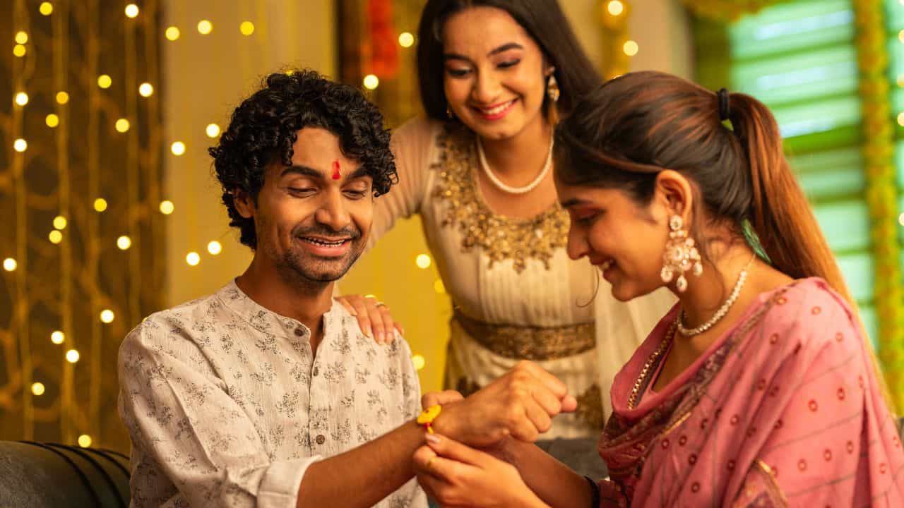 Raksha Bandhan Utsav: রাখি কী ভাবে শুরু হয়েছিল? আসল গল্প চমকে দেবে আপনাকে Raksha Bandhan Utsav: রাখি কী ভাবে শুরু হয়েছিল? আসল গল্প চমকে দেবে আপনাকে