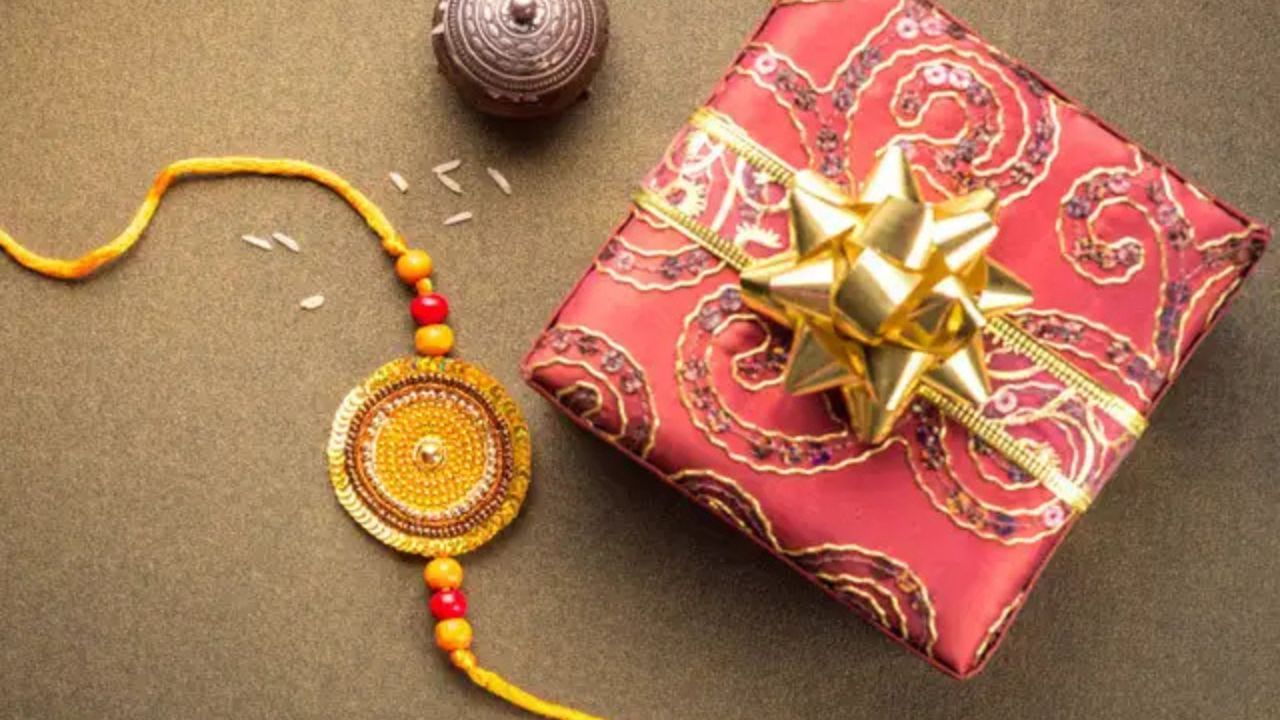 Rakhi 2025 Gift Ideas: রাখিতে কী উপহার দেবেন? ১০০-৫০০০ টাকা, রইল আপনার বাজেট অনুসারে গিফট আইডিয়া Rakhi 2025 Gift Ideas: রাখিতে কী উপহার দেবেন? ১০০-৫০০০ টাকা, রইল আপনার বাজেট অনুসারে গিফট আইডিয়া