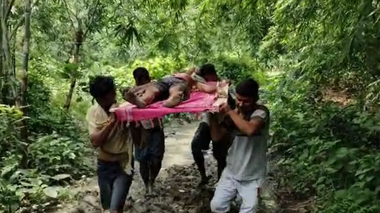 Malda: হাঁটু সমান কাদা, ঢুকল না অ্যাম্বুলেন্স, খাটিয়াতেই হাসপাতালে নিয়ে যেতে হল বৃদ্ধকে Malda: হাঁটু সমান কাদা, ঢুকল না অ্যাম্বুলেন্স, খাটিয়াতেই হাসপাতালে নিয়ে যেতে হল বৃদ্ধকে