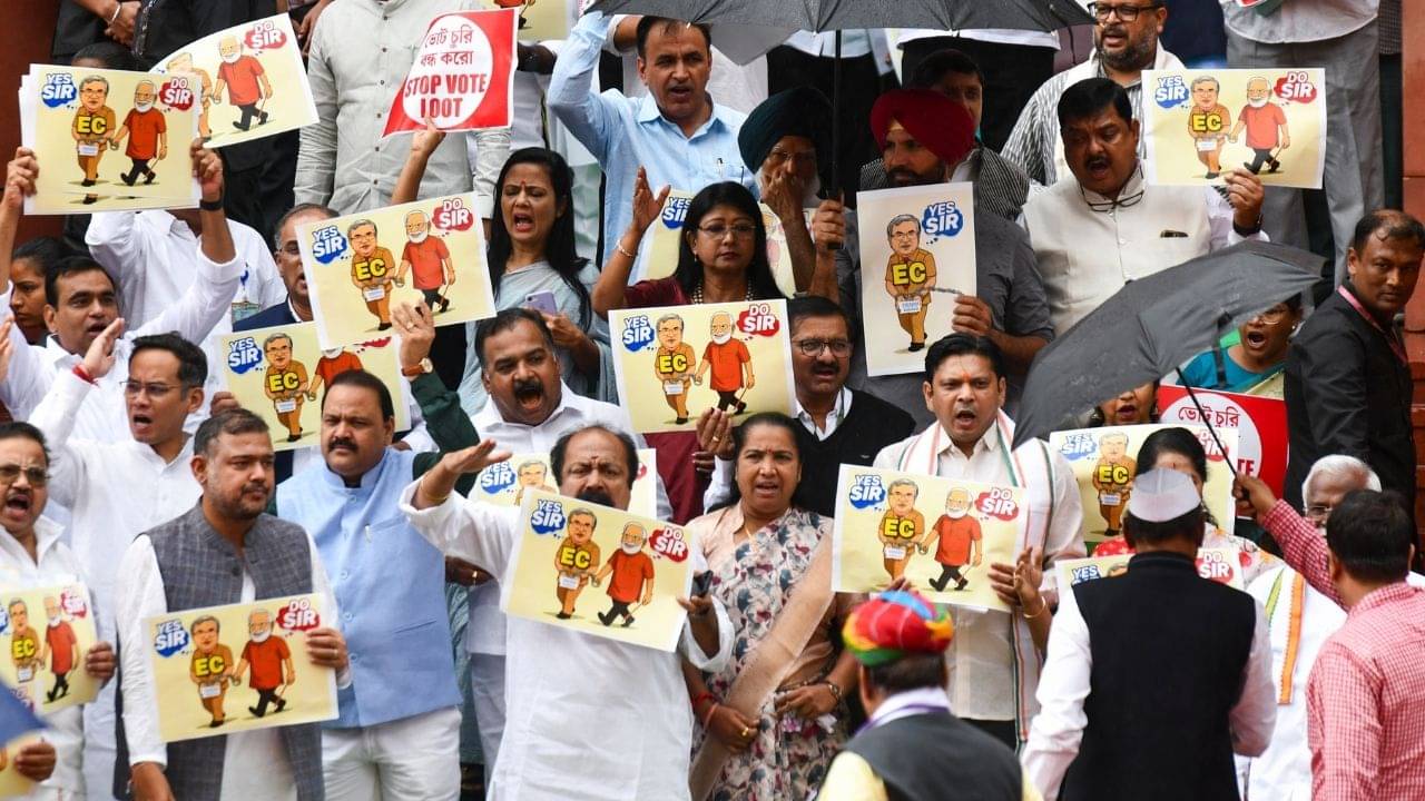 Bihar SIR: বিহারে ৬৫ লাখের নাম বাদ! তবু কমিশনের কাছে জমা পড়ল না একটাও দলের অভিযোগ