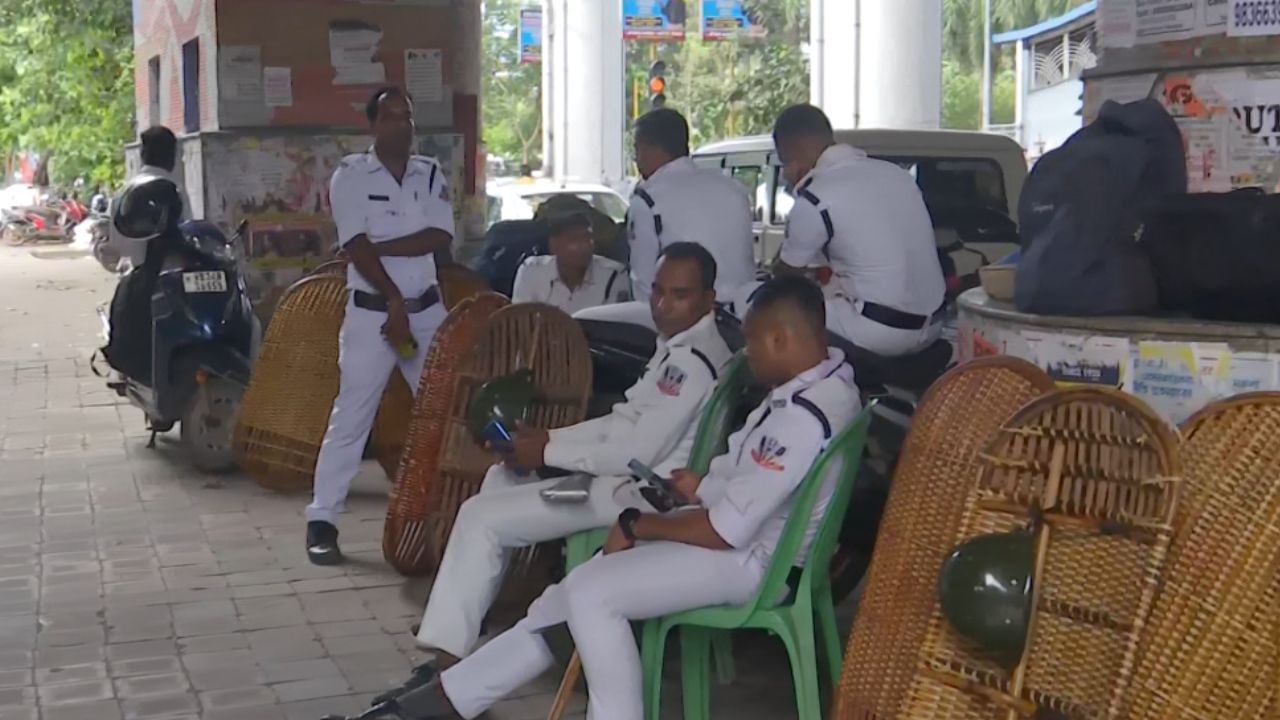 SSC Protest: একের পর এক আটক, স্থগিত করা হল SSC অভিযান SSC Protest: একের পর এক আটক, স্থগিত করা হল SSC অভিযান