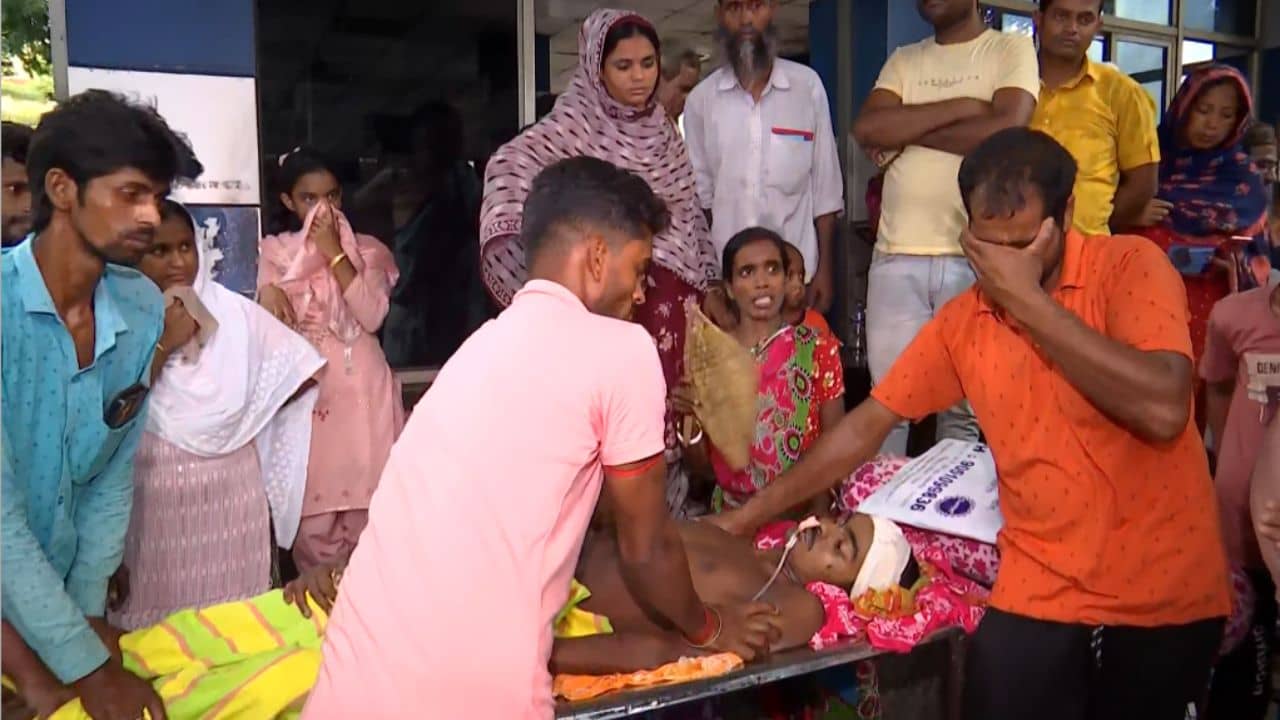 SSKM: একটা বেডের ব্যবস্থা করে দিন..., রবিবার থেকে এইভাবেই SSKM-এর সামনে খোলা আকাশের নীচে পড়ে ১৯ বছরের সুব্রত!