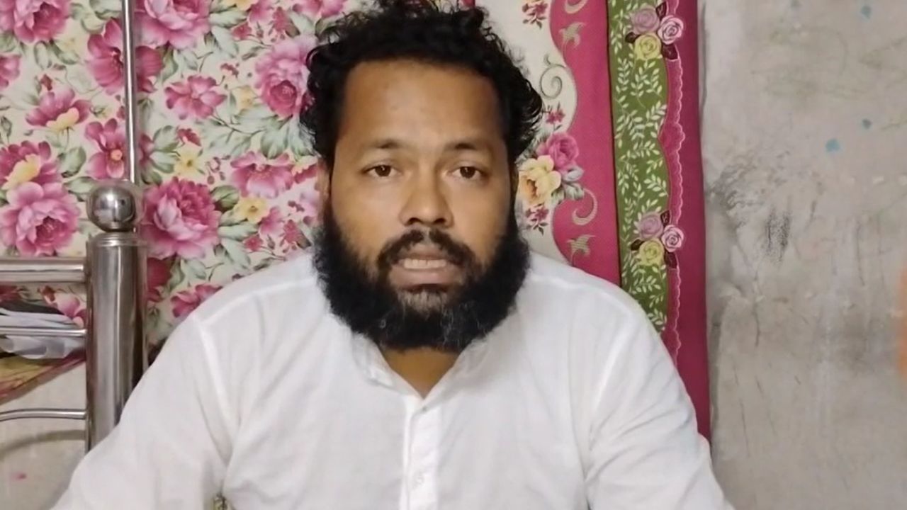 Suman Biswas: এবার বেতন কাটা গেল চাকরিহারা আন্দোলনকারী সুমনের, আন্দোলন থেকে কি পিছু হটবেন? Suman Biswas: এবার বেতন কাটা গেল চাকরিহারা আন্দোলনকারী সুমনের, আন্দোলন থেকে কি পিছু হটবেন?