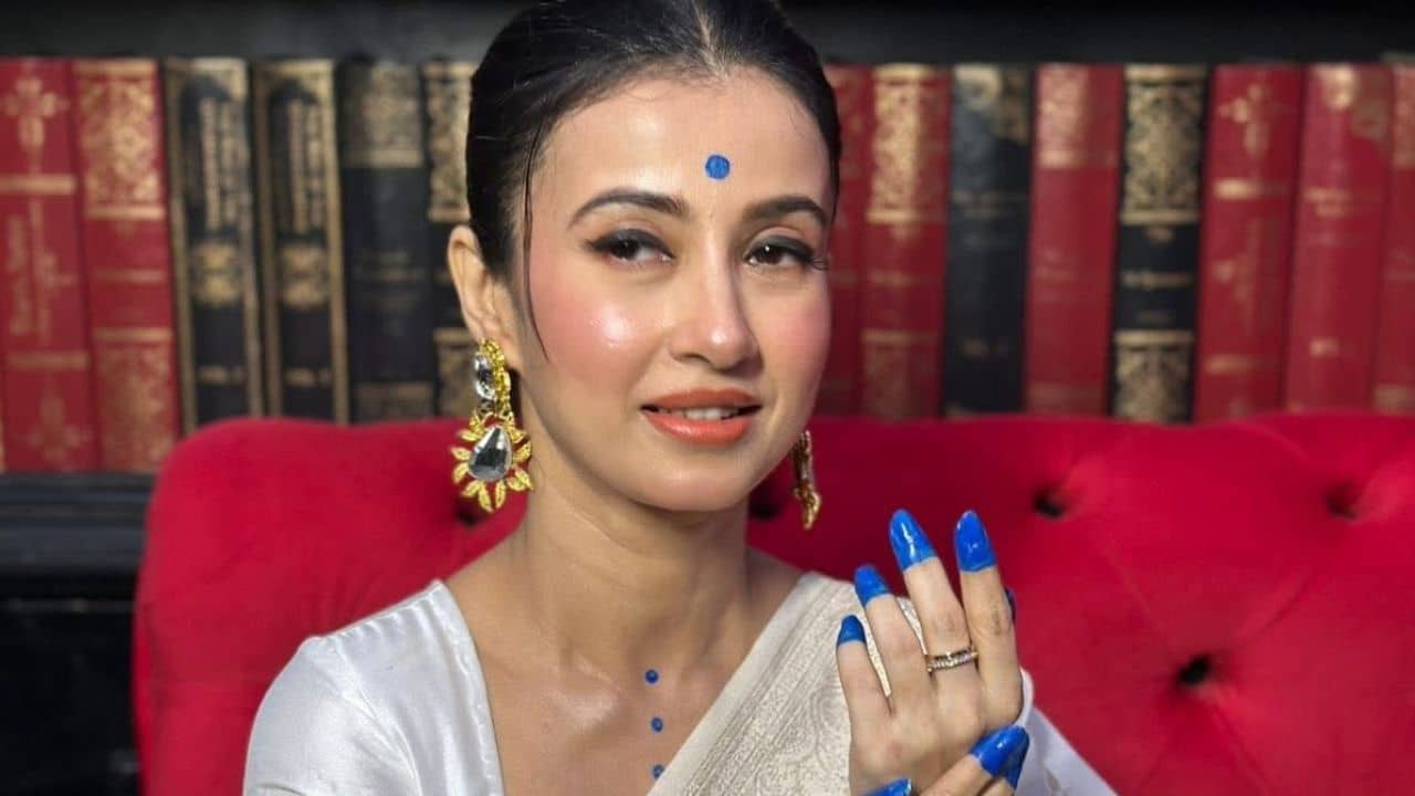 লাল নয়, নীল আলতা পরুন, হঠাত্‍ কেন বললেন মনামী?