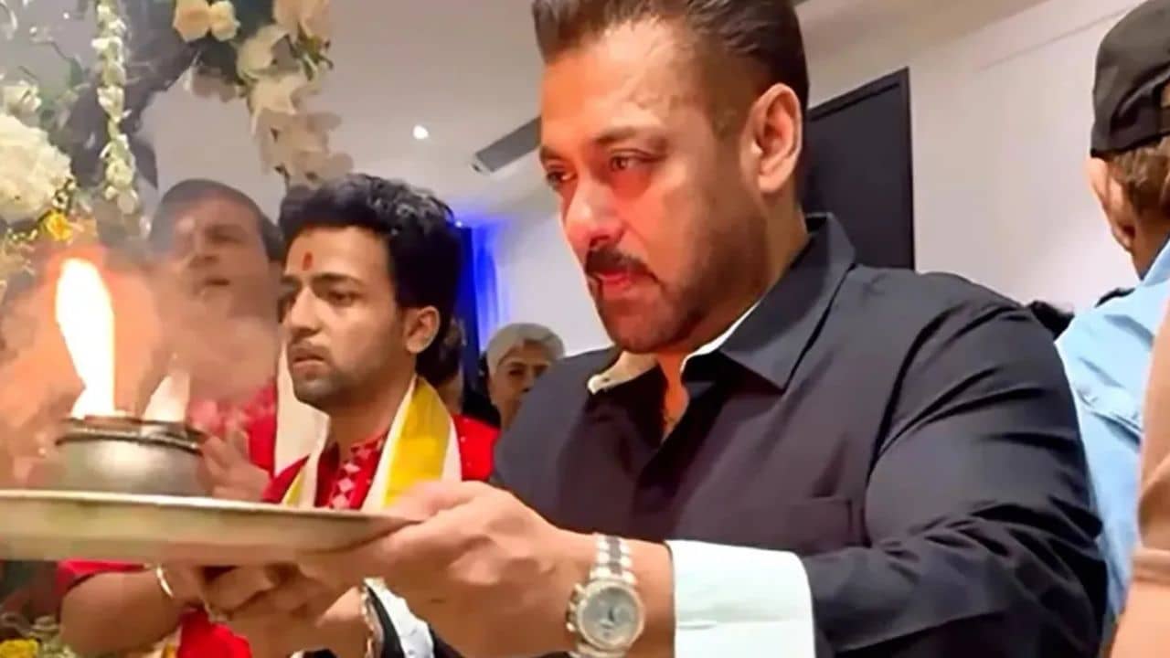 নিরাপত্তা নিয়ে চিন্তা থাকলেও, গণেশের আরাধনায় মাতলেন ভাইজান