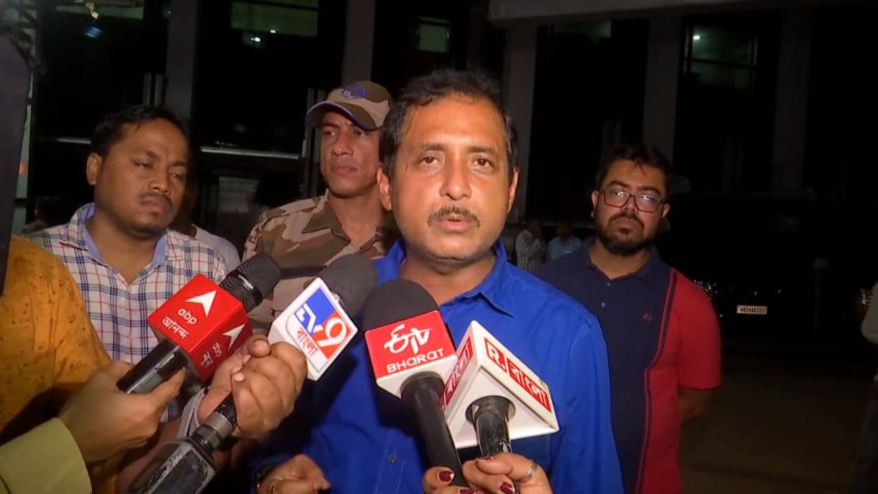 Sajal Ghosh: সরকারি চাপ রয়েছে..., তিলোত্তমার মা ভর্তি থাকা হাসপাতালে গিয়ে বড় অভিযোগ সজলের