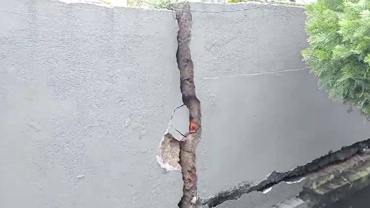 Nadia: স্কুল চলাকালীন হুড়মুড়িয়ে ভেঙে পড়ে পাঁচিল, ফাটল ভবনেও, আতঙ্ক