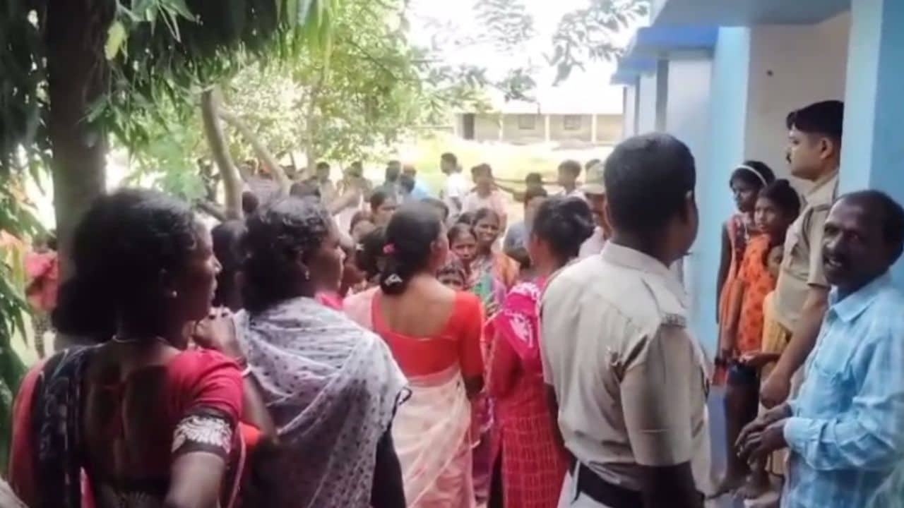 School: মিড-ডে মিলে জুটছে শুধুই গুড়-মুড়ি, সরকারি টাকার হিসাবই নেই প্রধান শিক্ষকের কাছে