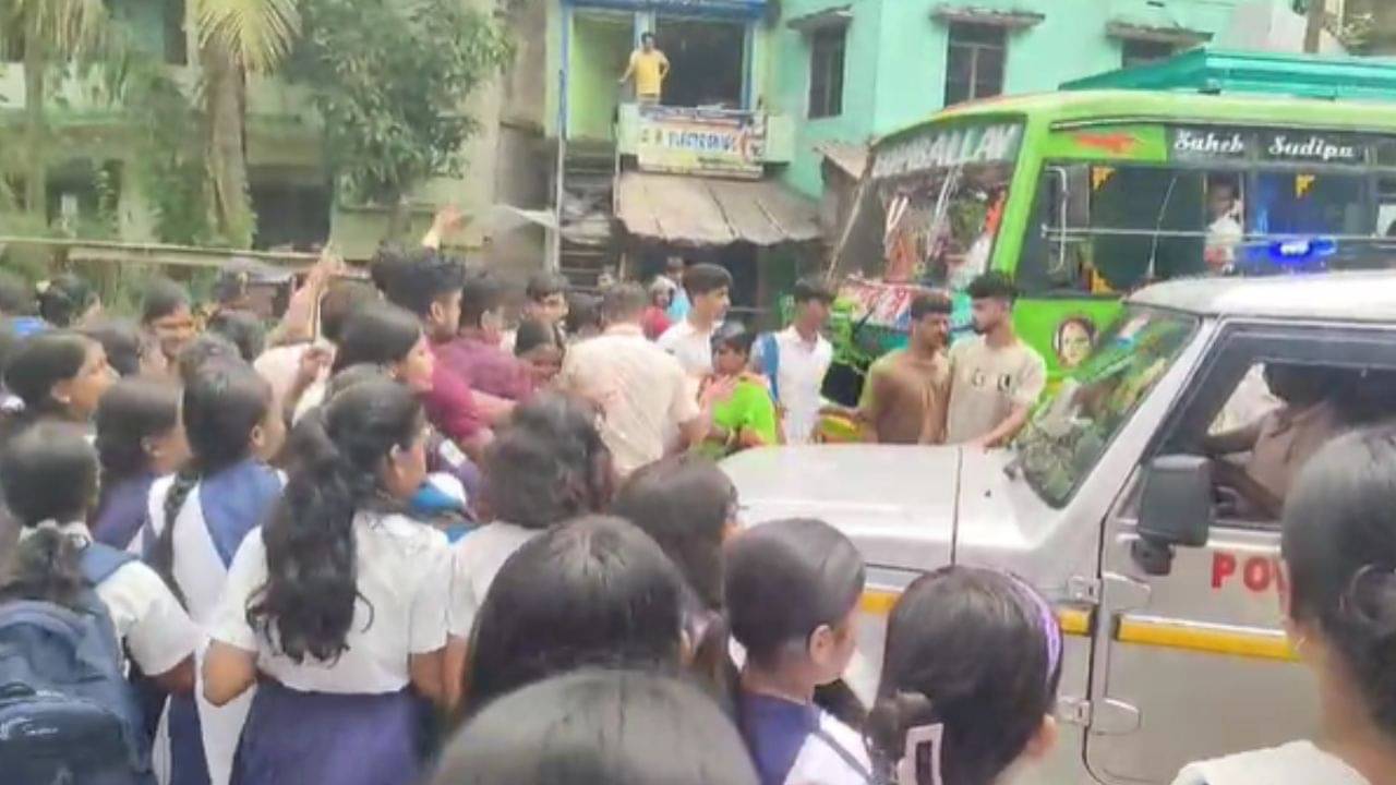 Tamluk: স্যর ক্লাসে ঢুকেই কোলে বসতে বলে, গাল টেপে, বাজে জায়গায় হাত দেয়, ভয়ঙ্কর অভিযোগ সরকারি স্কুল থেকে