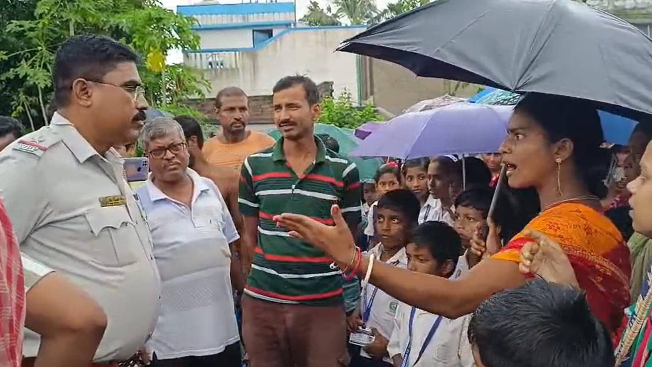 School Agitation: স্কুলের জমা জলে দিব্যি ঘুরছে সাপ! অভিভাবকদের সঙ্গে পথ অবরোধে প্রধান শিক্ষক