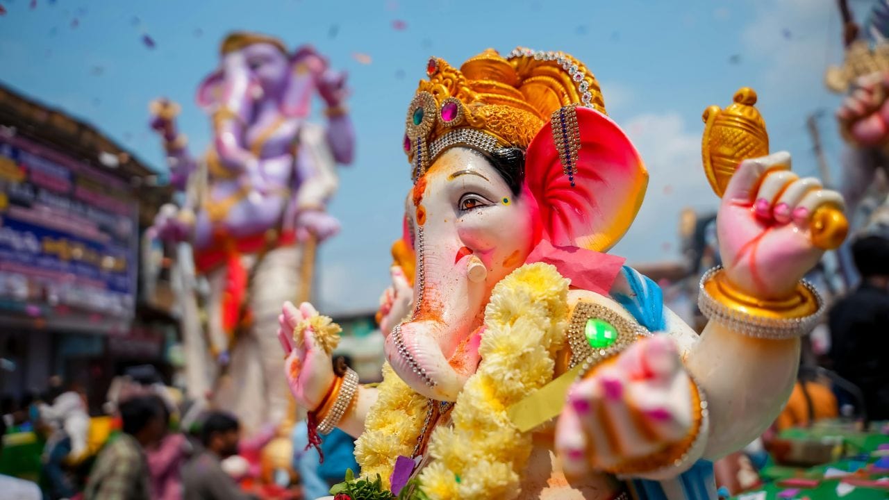 Ganesh Chaturthi 2025: জীবনে উন্নতি, অর্থের বৃষ্টি চান? গণেশ চতুর্থীর দিন করুন এই কয়েকটি কাজ Ganesh Chaturthi 2025: জীবনে উন্নতি, অর্থের বৃষ্টি চান? গণেশ চতুর্থীর দিন করুন এই কয়েকটি কাজ