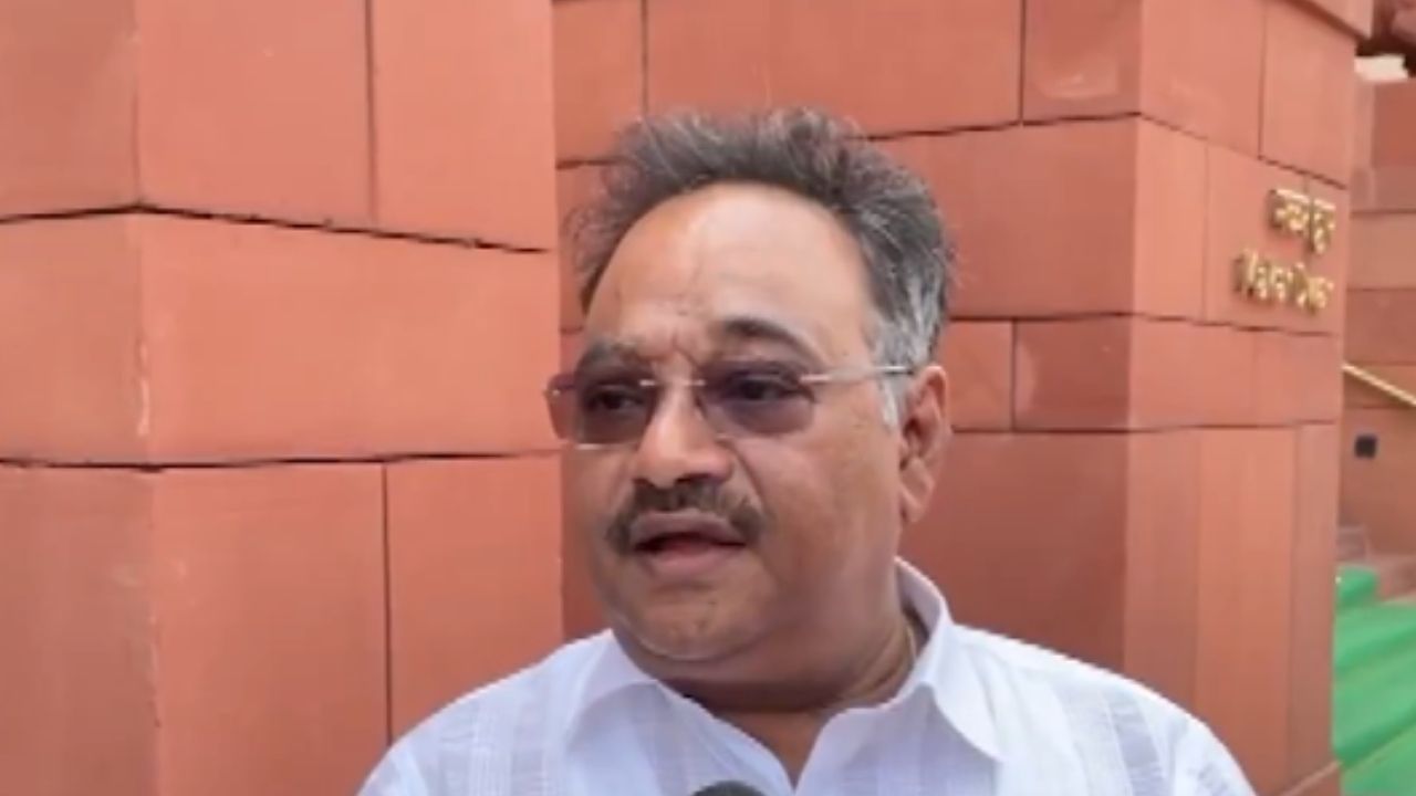 Shamik Bhattacharya: 'হাম তো ডুবেঙ্গে সনম...', কংগ্রেস-তৃণমূলের 'প্রেম' নিয়ে গান ধরলেন শমীক Shamik Bhattacharya: 'হাম তো ডুবেঙ্গে সনম...', কংগ্রেস-তৃণমূলের 'প্রেম' নিয়ে গান ধরলেন শমীক