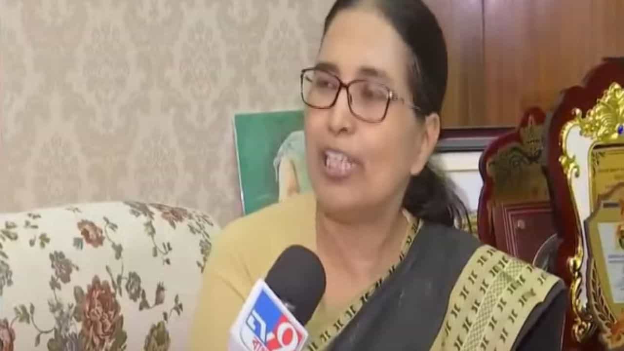 Calcutta University VC: 'বইয়ের পাতার লেখাকে বাস্তবায়িত' করে শান্তা বললেন, 'অনুরোধ করলেন কী করে মুখ্যমন্ত্রী?' Calcutta University VC: 'বইয়ের পাতার লেখাকে বাস্তবায়িত' করে শান্তা বললেন, 'অনুরোধ করলেন কী করে মুখ্যমন্ত্রী?'